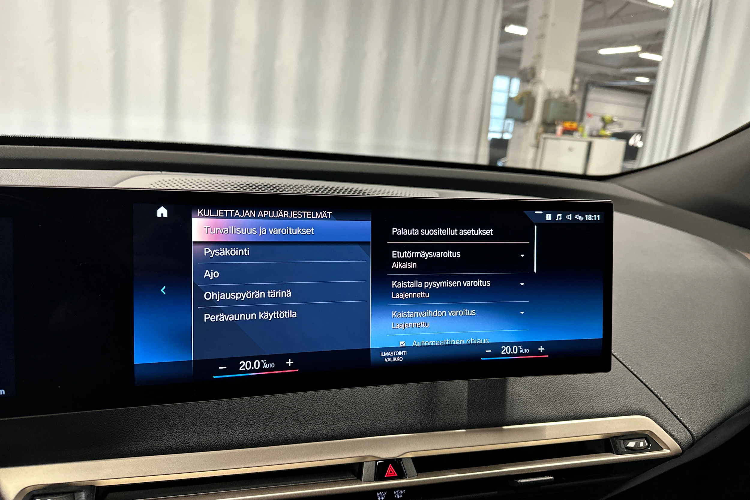 harmaa BMW iX 2023 kuva 23.