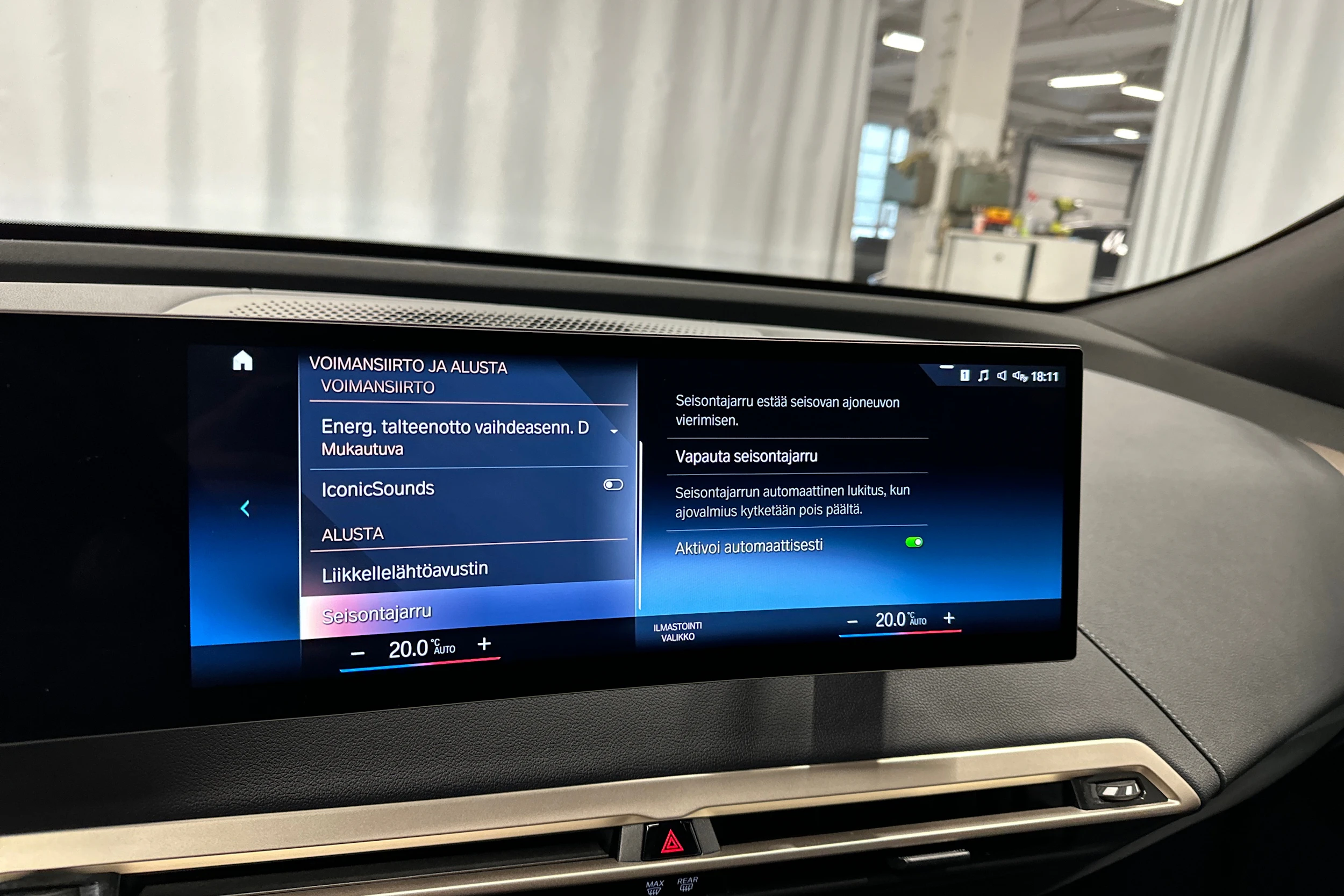 harmaa BMW iX 2023 kuva 25.