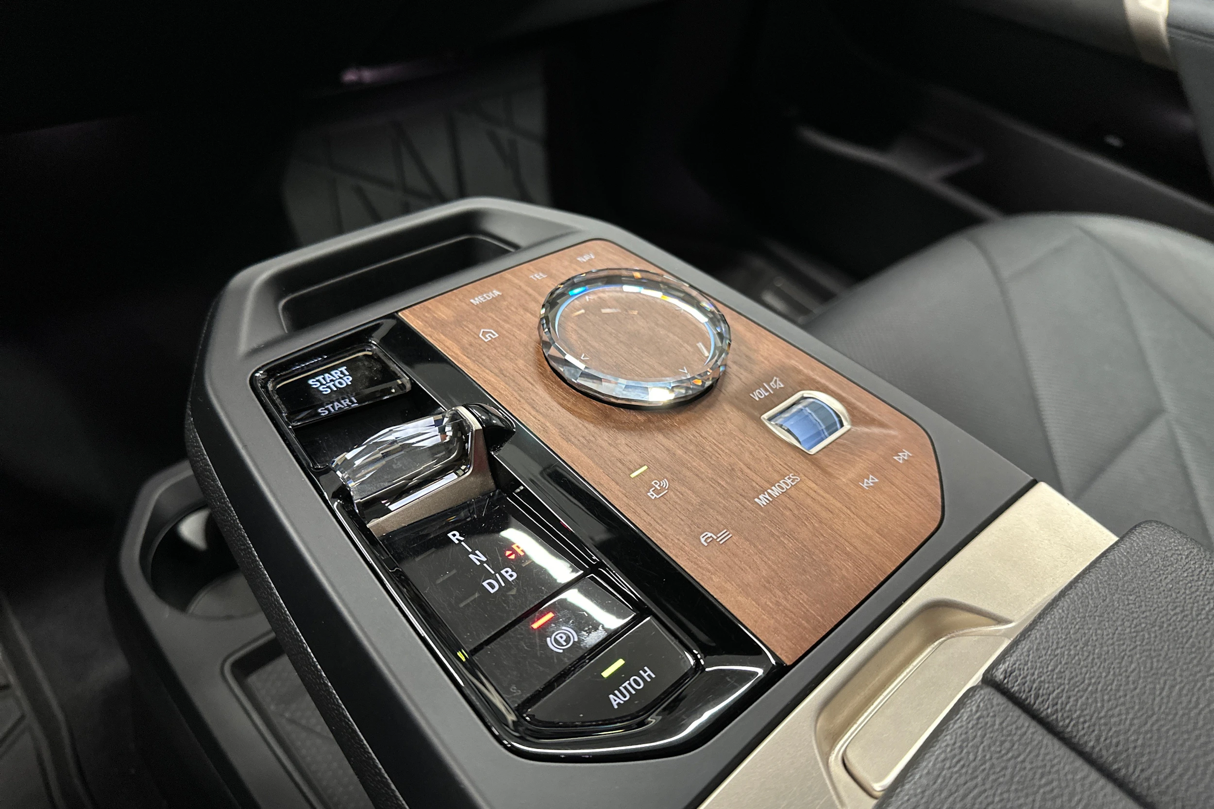 harmaa BMW iX 2023 kuva 26.