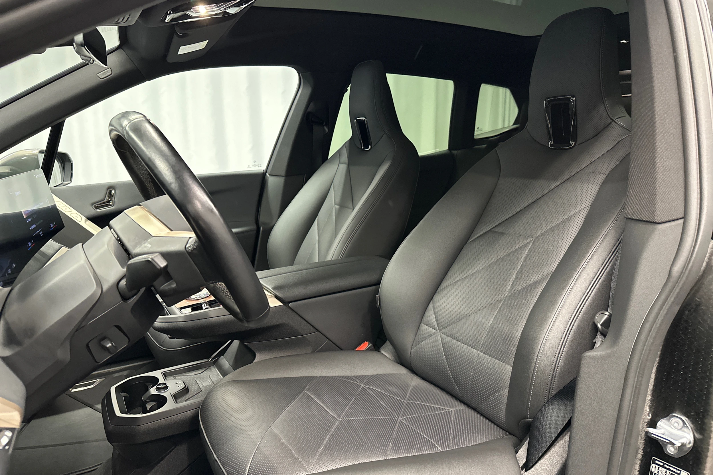 harmaa BMW iX 2023 kuva 28.