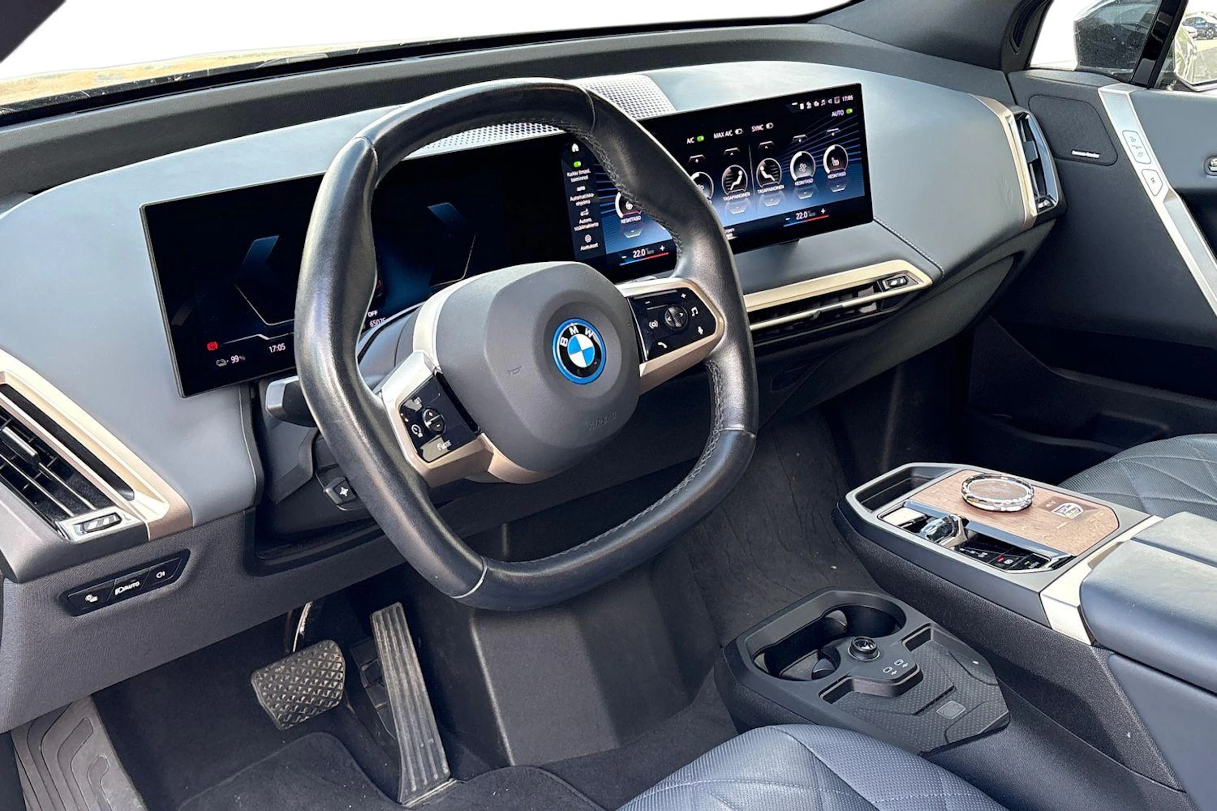musta BMW iX 2023 kuva 3.