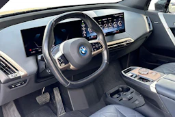 musta BMW iX 2023 kuva 3.