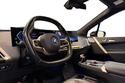 musta BMW iX 2023 kuva 6.