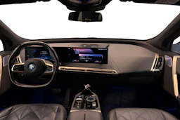 musta BMW iX 2023 kuva 7.