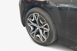 musta BMW iX 2023 kuva 9.