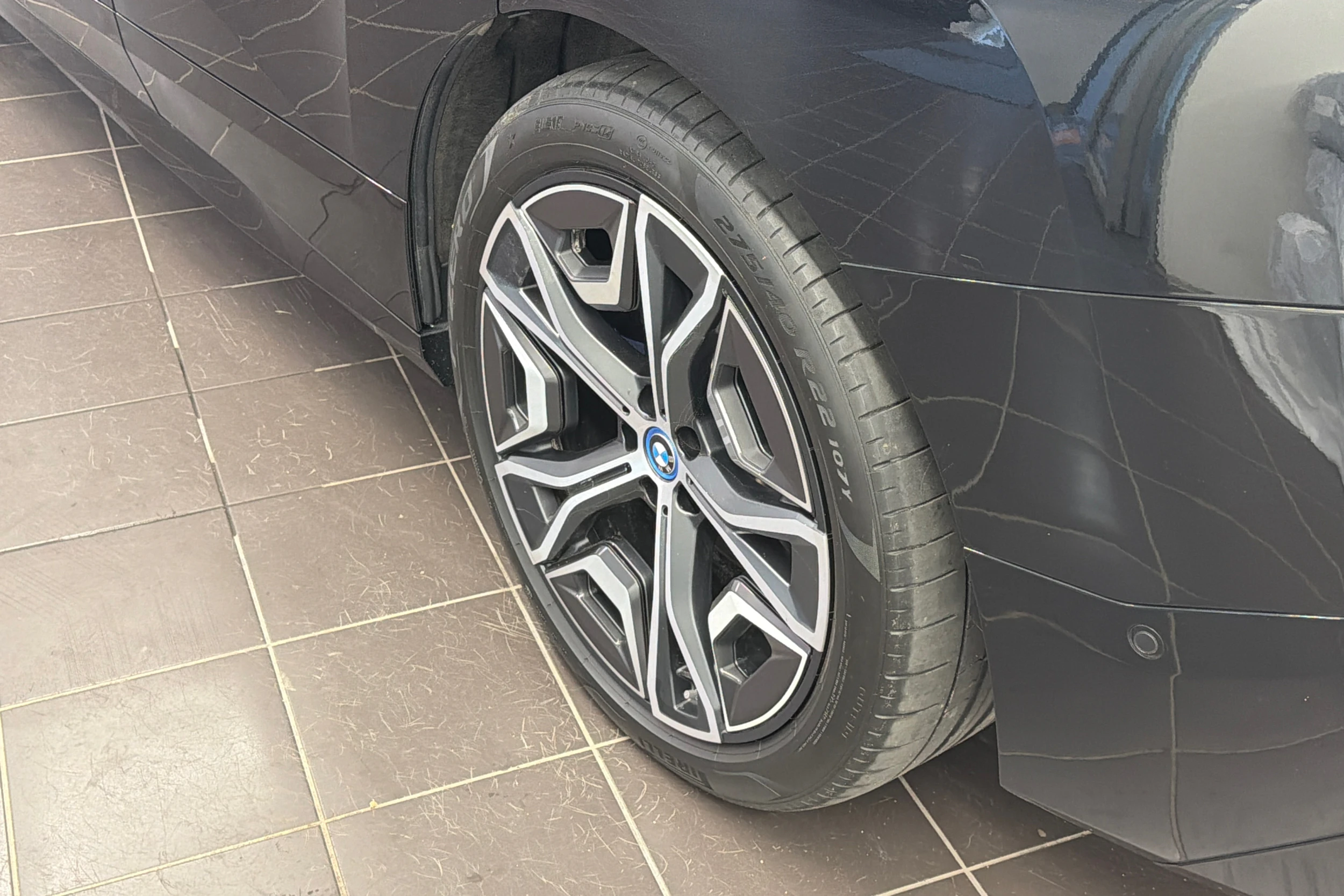 musta BMW iX 2023 kuva 10.
