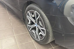 musta BMW iX 2023 kuva 10.