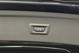 musta BMW iX 2023 kuva 14.