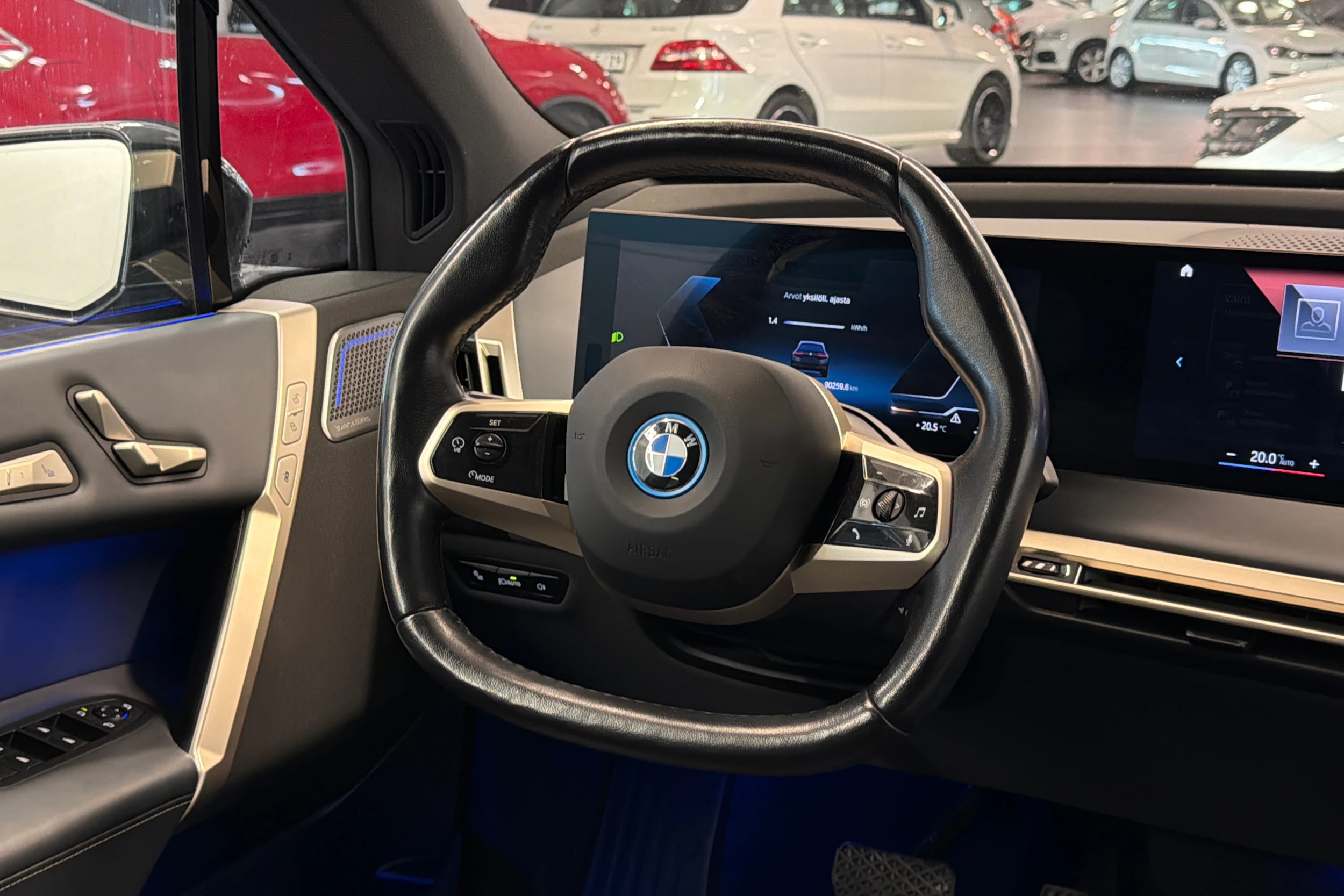 musta BMW iX 2023 kuva 18.