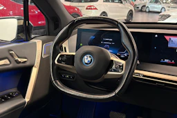 musta BMW iX 2023 kuva 18.