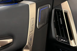 musta BMW iX 2023 kuva 24.
