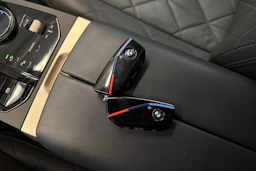 musta BMW iX 2023 kuva 42.