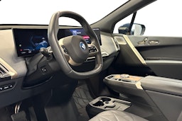 sininen BMW iX 2024 kuva 3.
