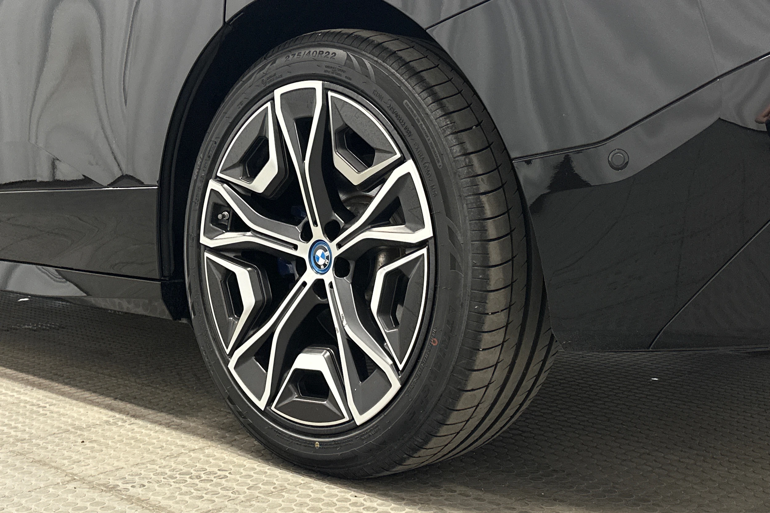 musta BMW ix M60 2024 kuva 10.