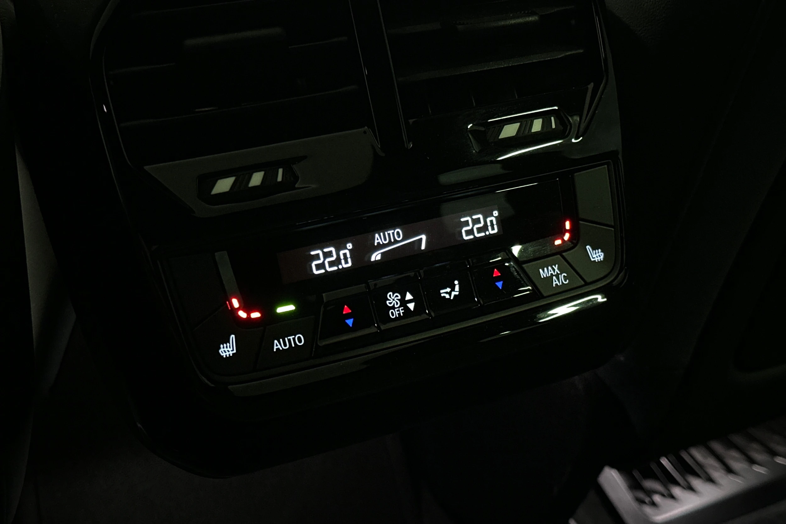 musta BMW ix M60 2024 kuva 14.