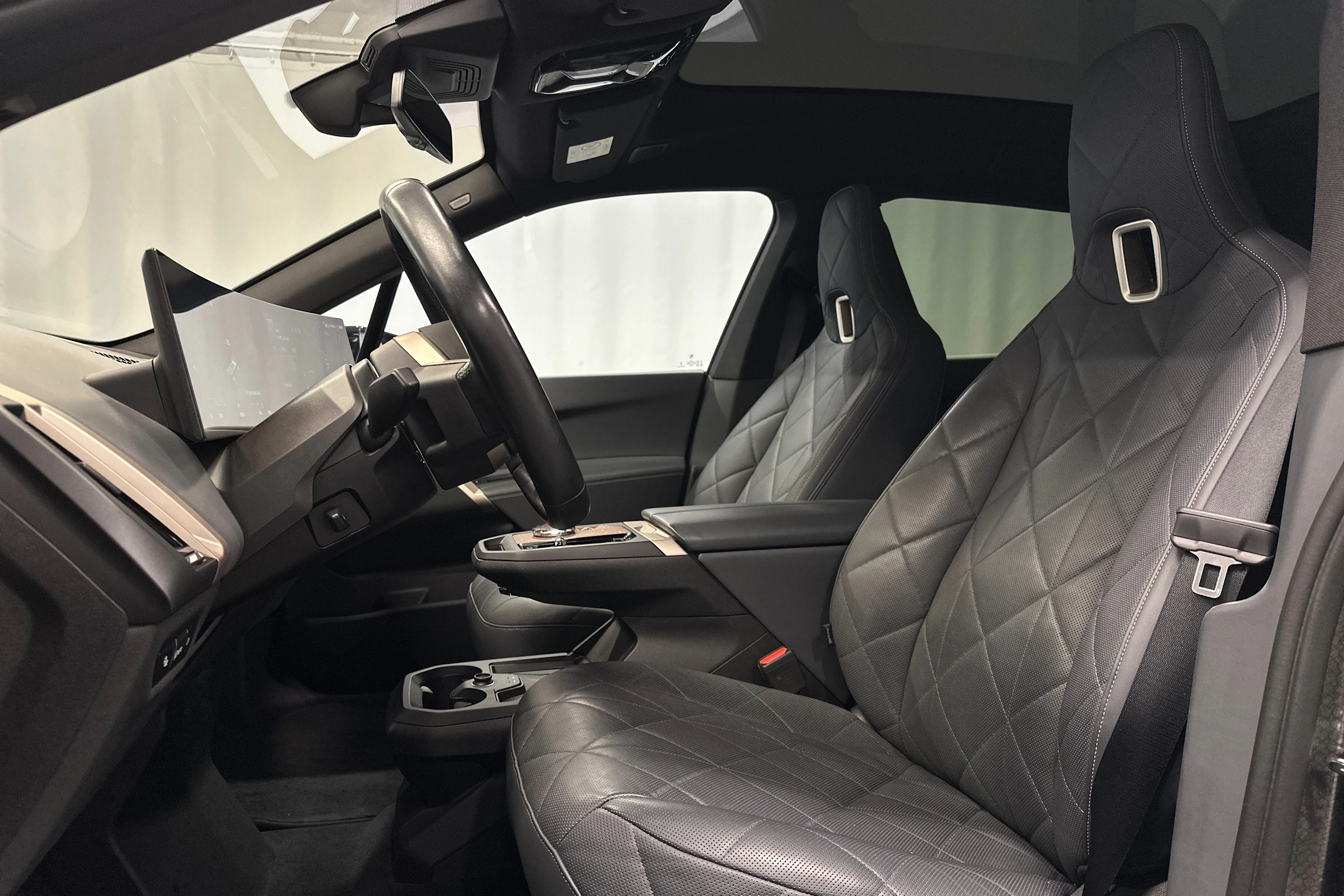 musta BMW ix M60 2024 kuva 15.