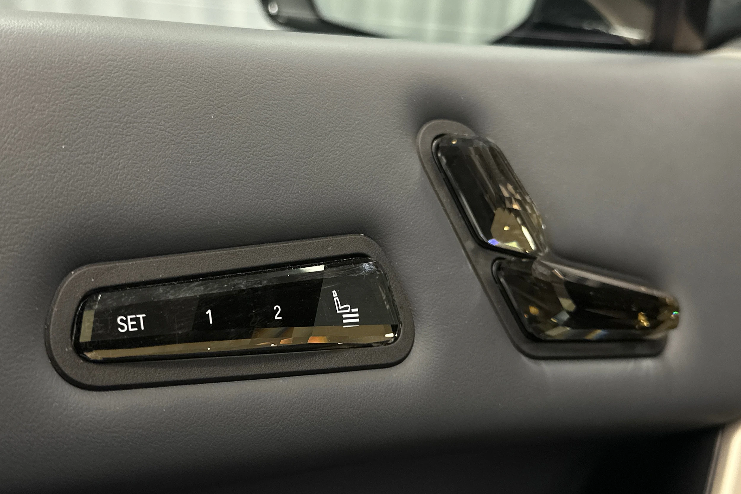 musta BMW ix M60 2024 kuva 16.