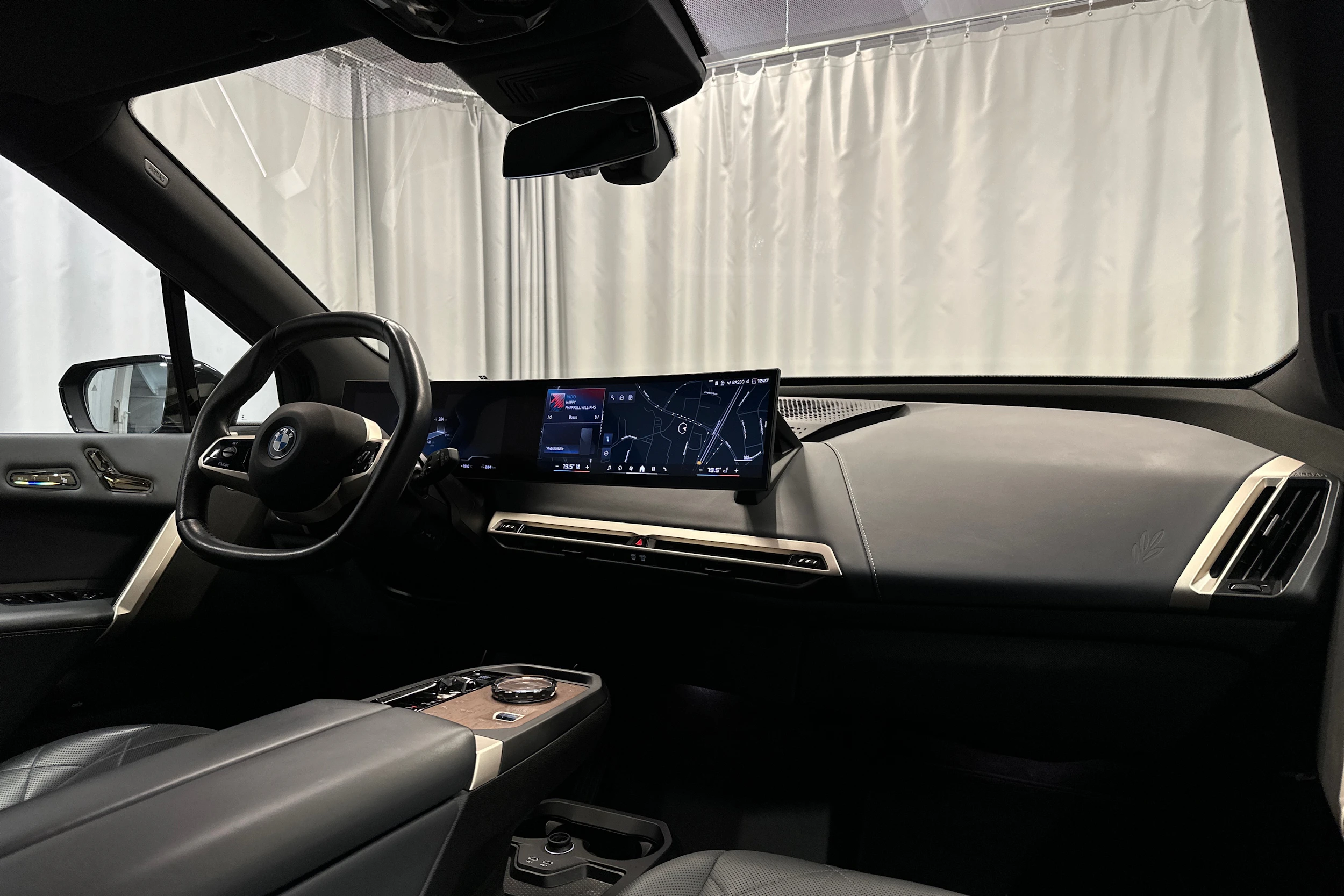 musta BMW ix M60 2024 kuva 18.