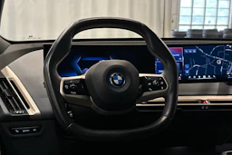 musta BMW ix M60 2024 kuva 19.