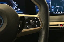 musta BMW ix M60 2024 kuva 21.
