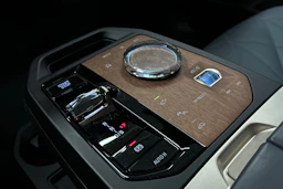 musta BMW ix M60 2024 kuva 35.