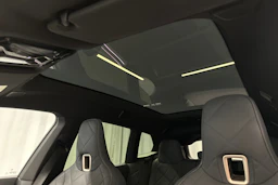 musta BMW ix M60 2024 kuva 37.