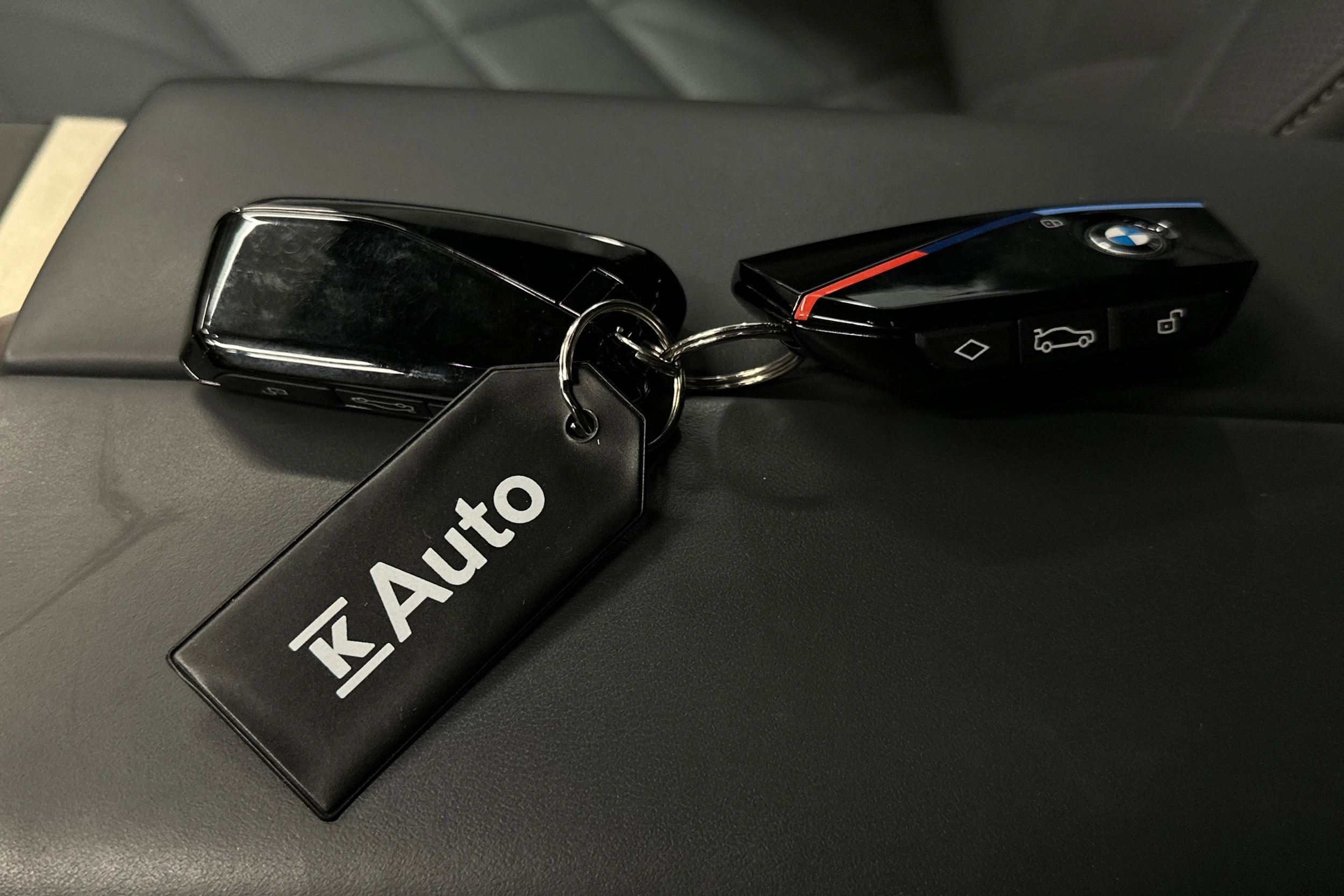 musta BMW ix M60 2024 kuva 38.
