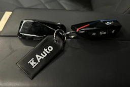musta BMW ix M60 2024 kuva 38.