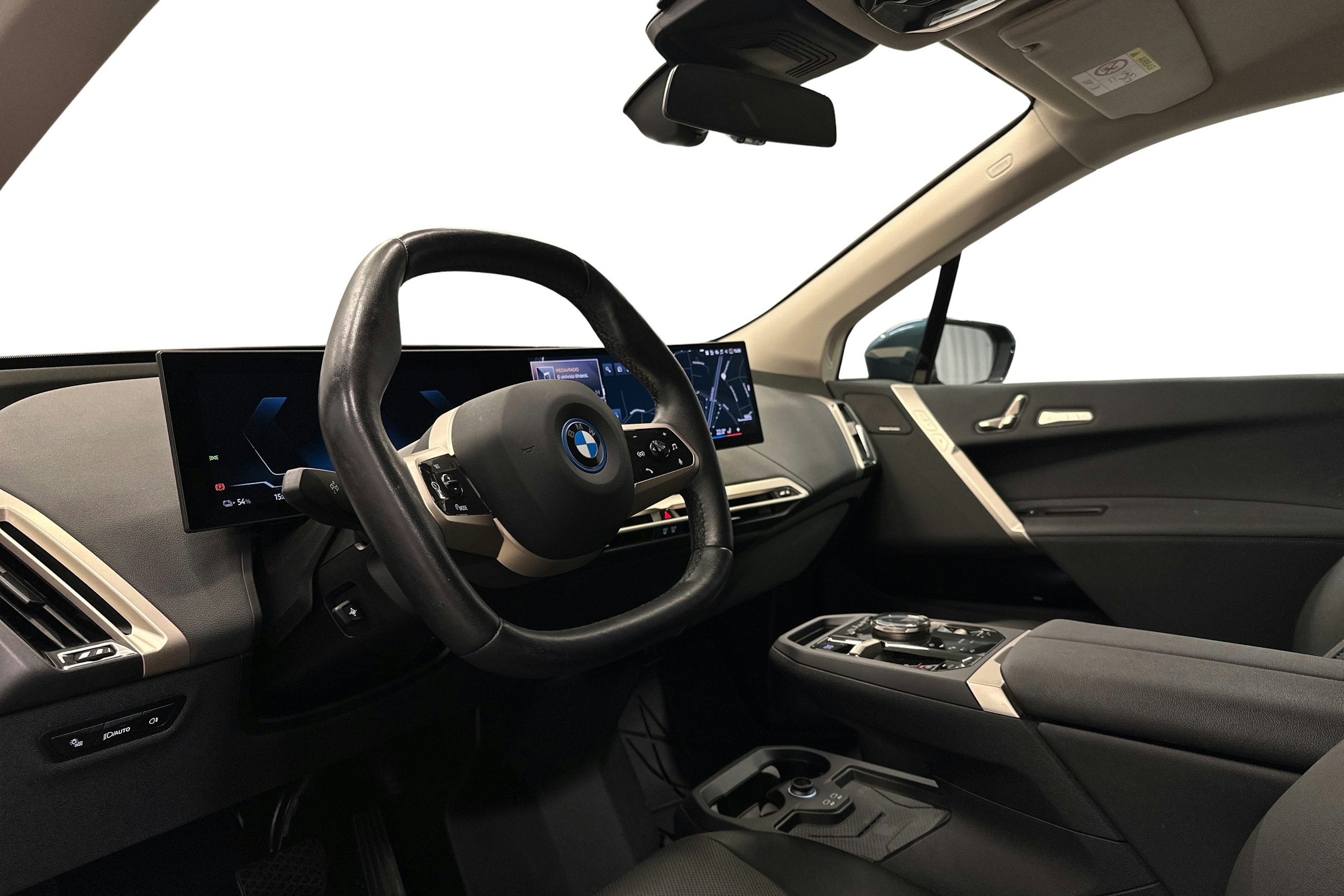 sininen BMW iX 2024 kuva 7.