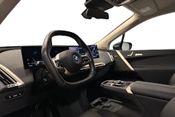sininen BMW iX 2024 kuva 7.