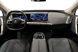 sininen BMW iX 2024 kuva 9.
