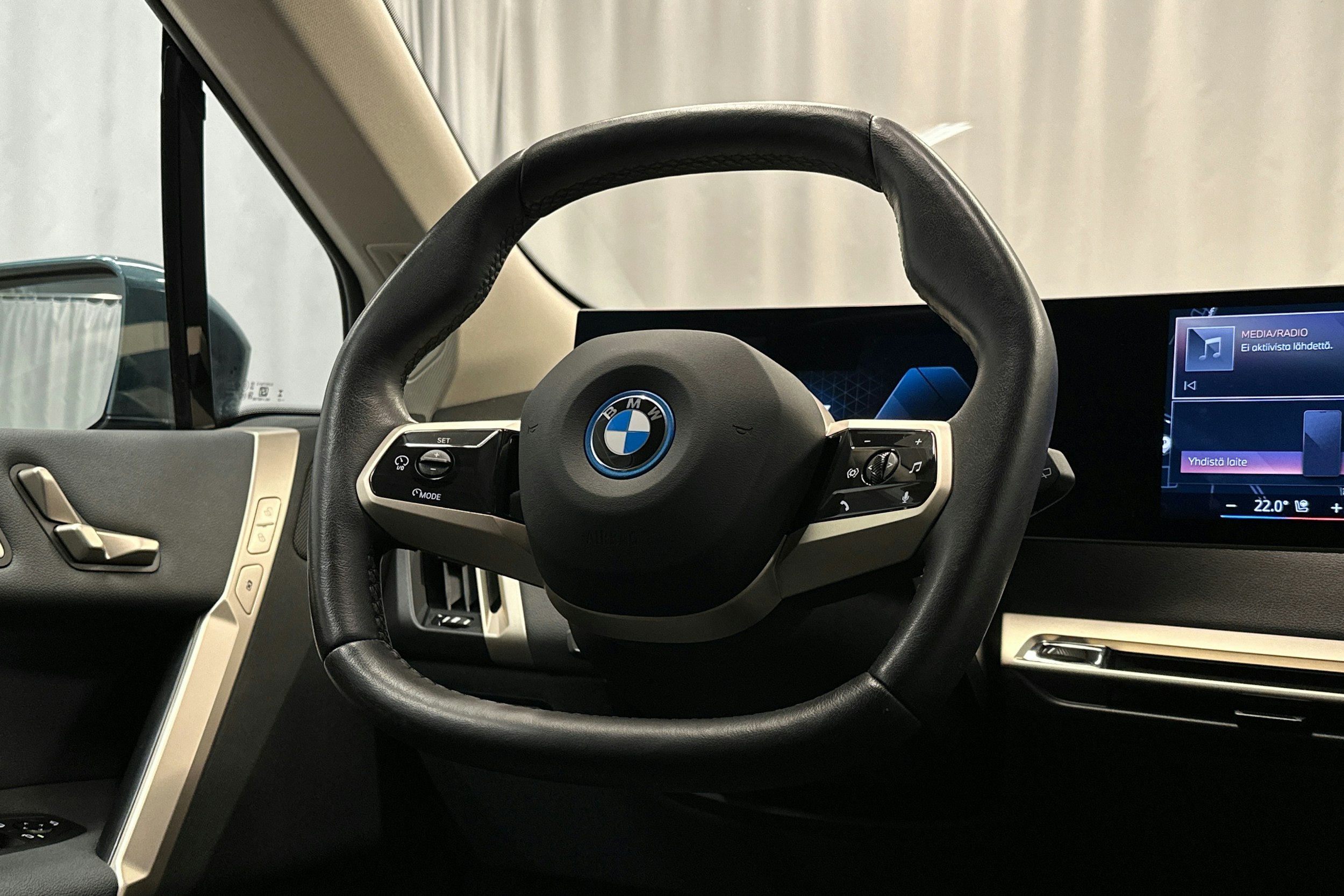sininen BMW iX 2024 kuva 20.
