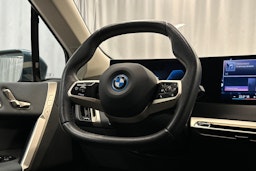 sininen BMW iX 2024 kuva 20.