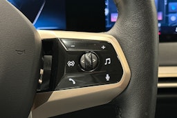 sininen BMW iX 2024 kuva 22.