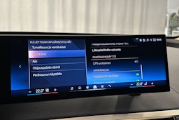 sininen BMW iX 2024 kuva 33.