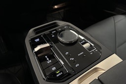 sininen BMW iX 2024 kuva 38.