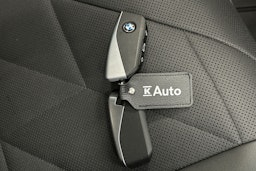 sininen BMW iX 2024 kuva 41.