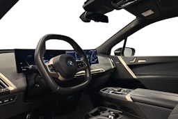 musta BMW iX 2024 kuva 7.