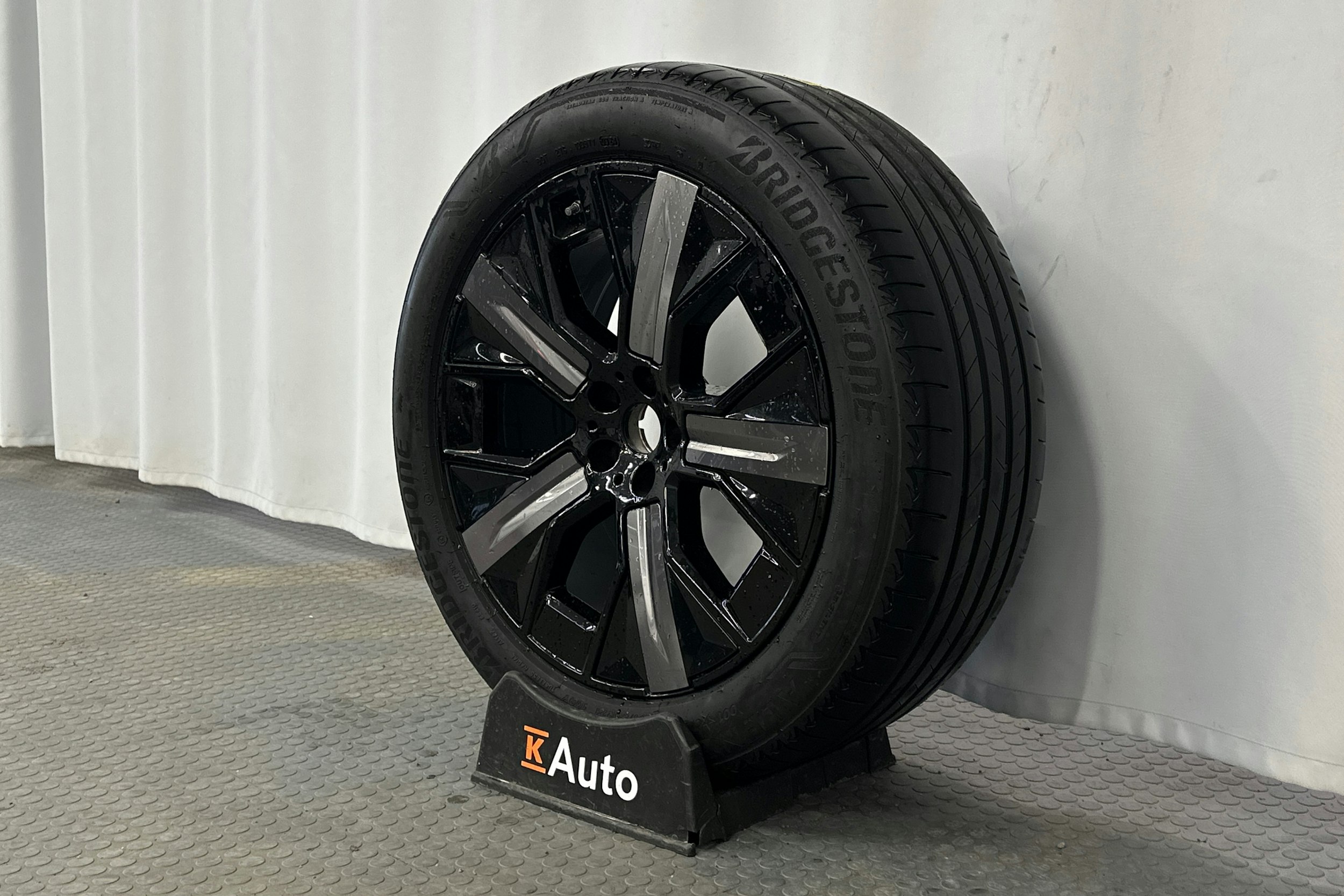 musta BMW iX 2024 kuva 13.