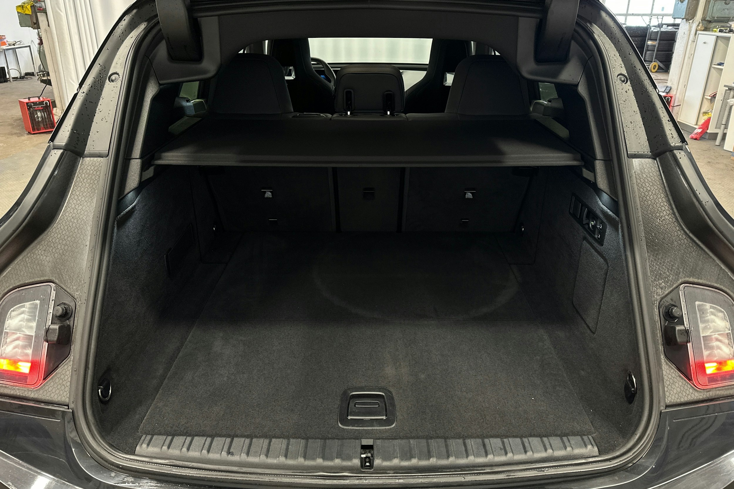 musta BMW iX 2024 kuva 14.