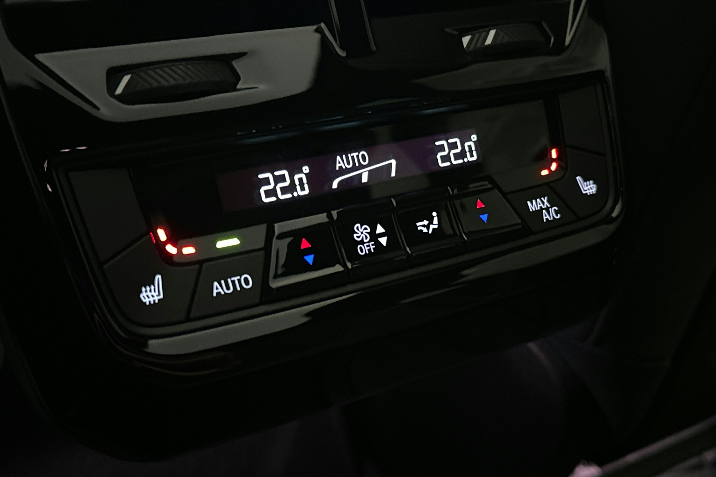 musta BMW iX 2024 kuva 17.