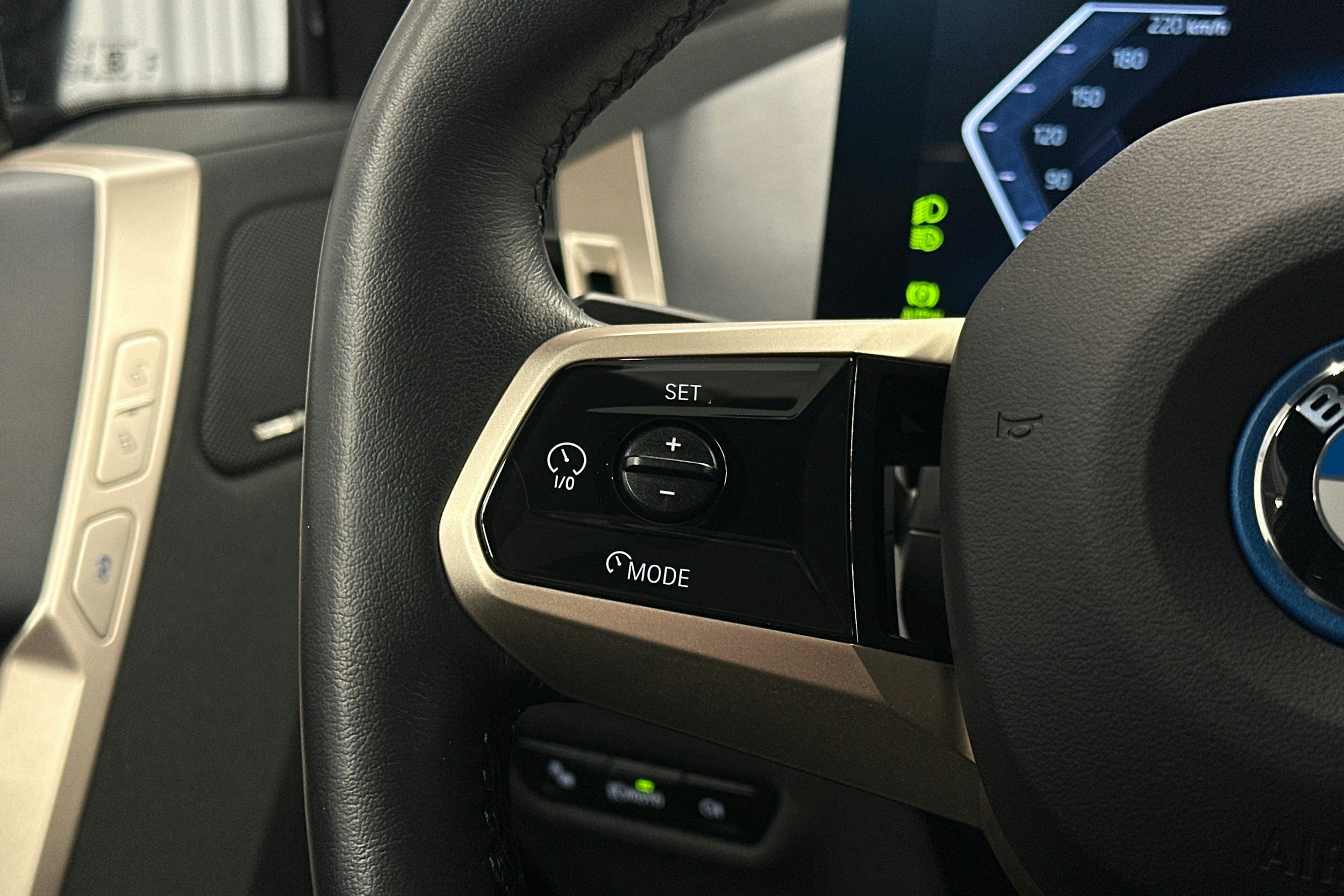 musta BMW iX 2024 kuva 22.