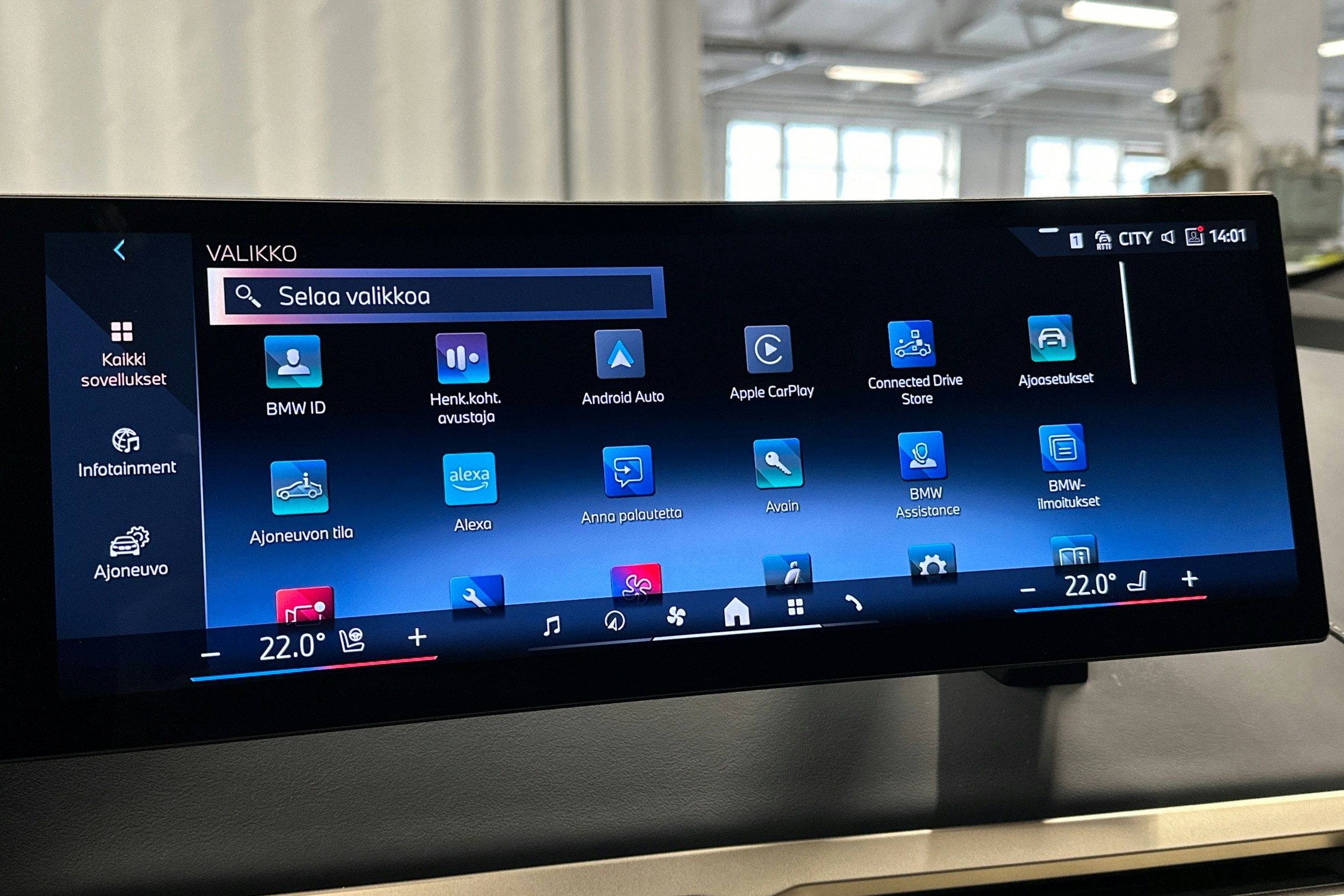 musta BMW iX 2024 kuva 25.