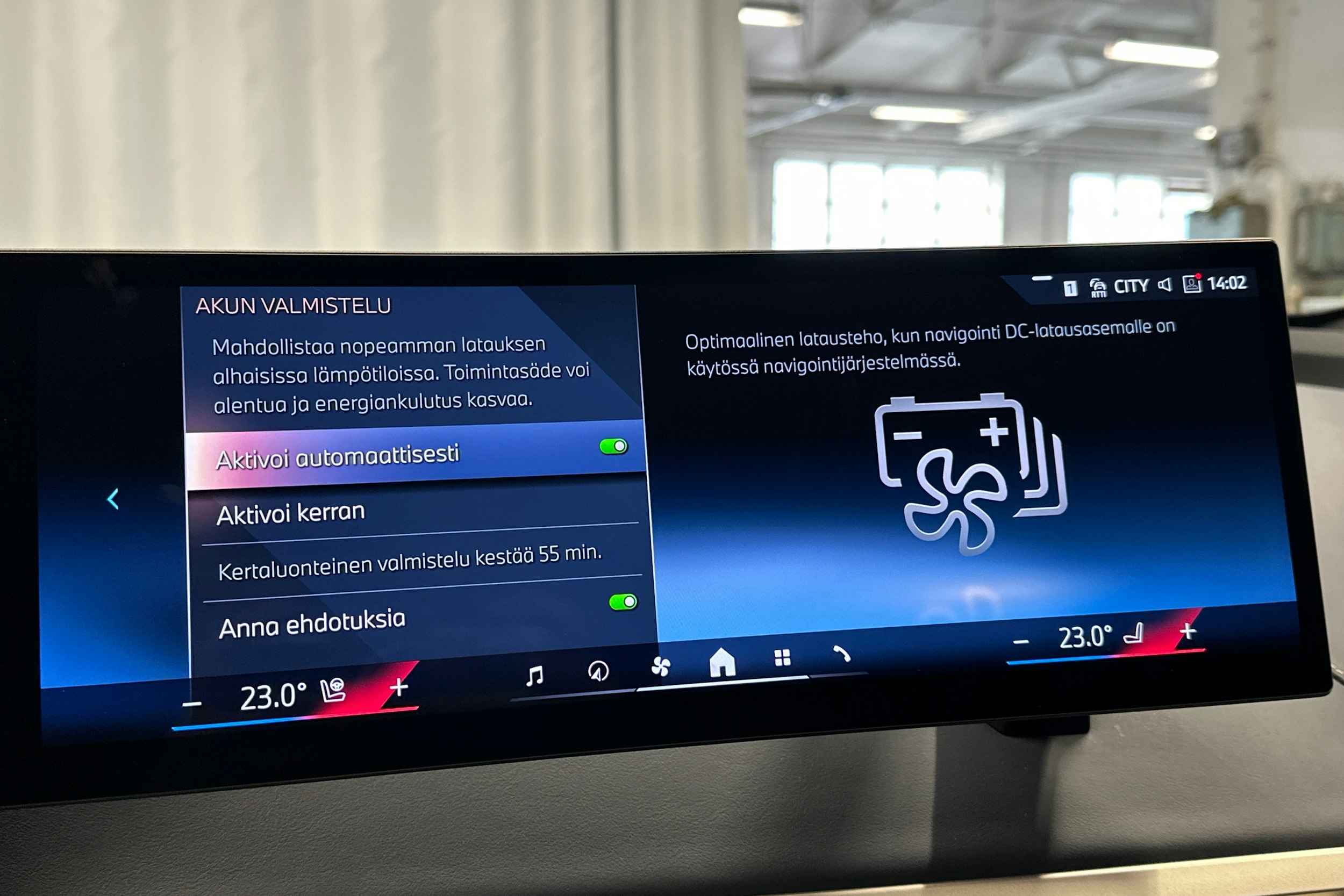 musta BMW iX 2024 kuva 28.