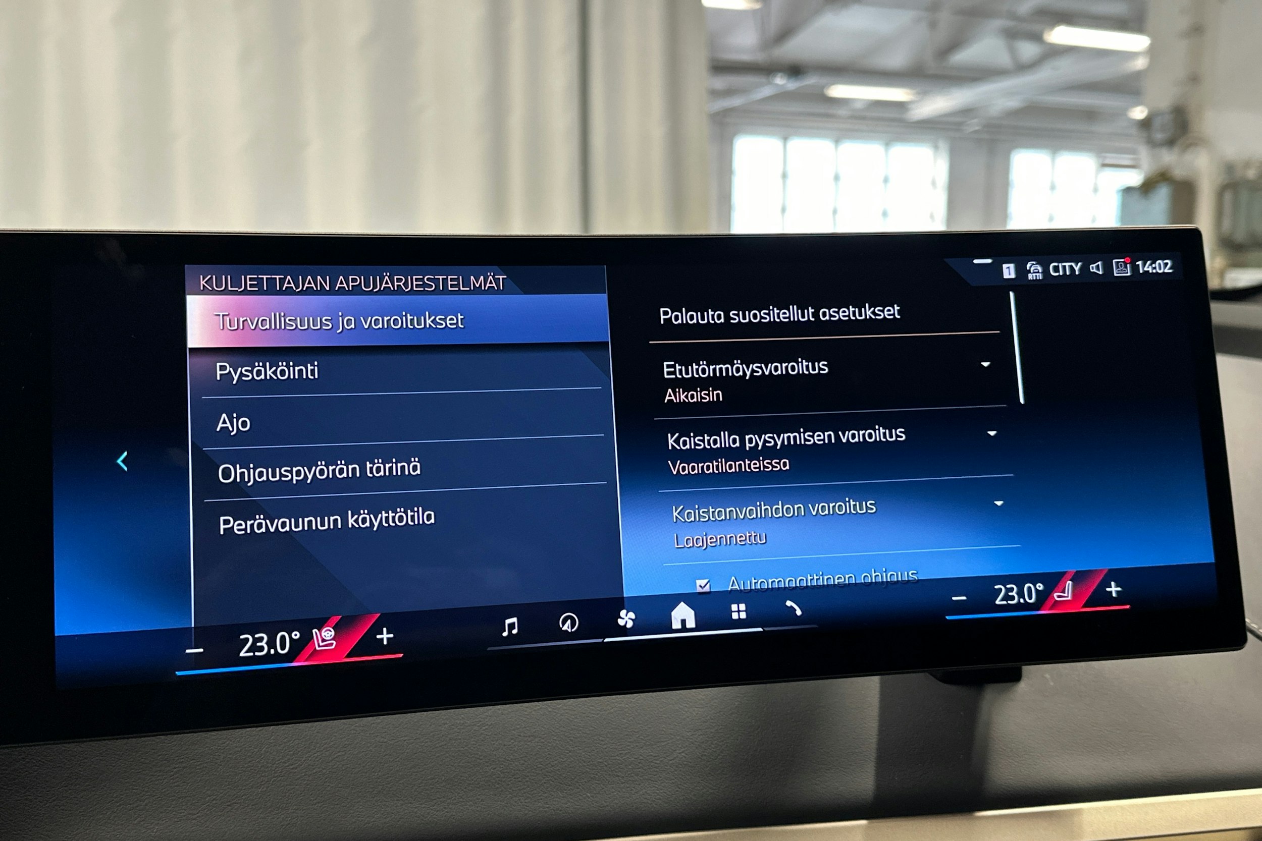 musta BMW iX 2024 kuva 29.