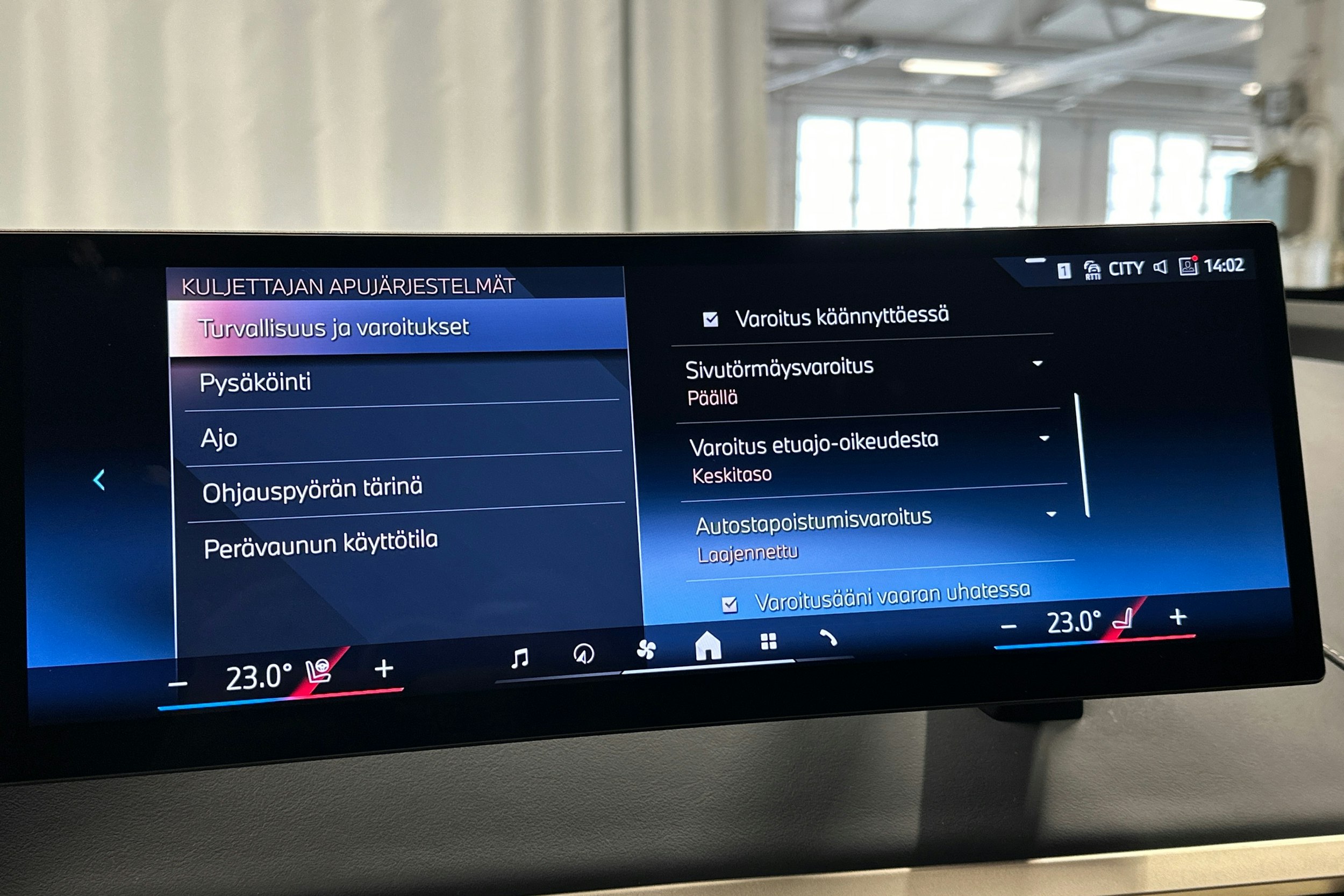 musta BMW iX 2024 kuva 30.