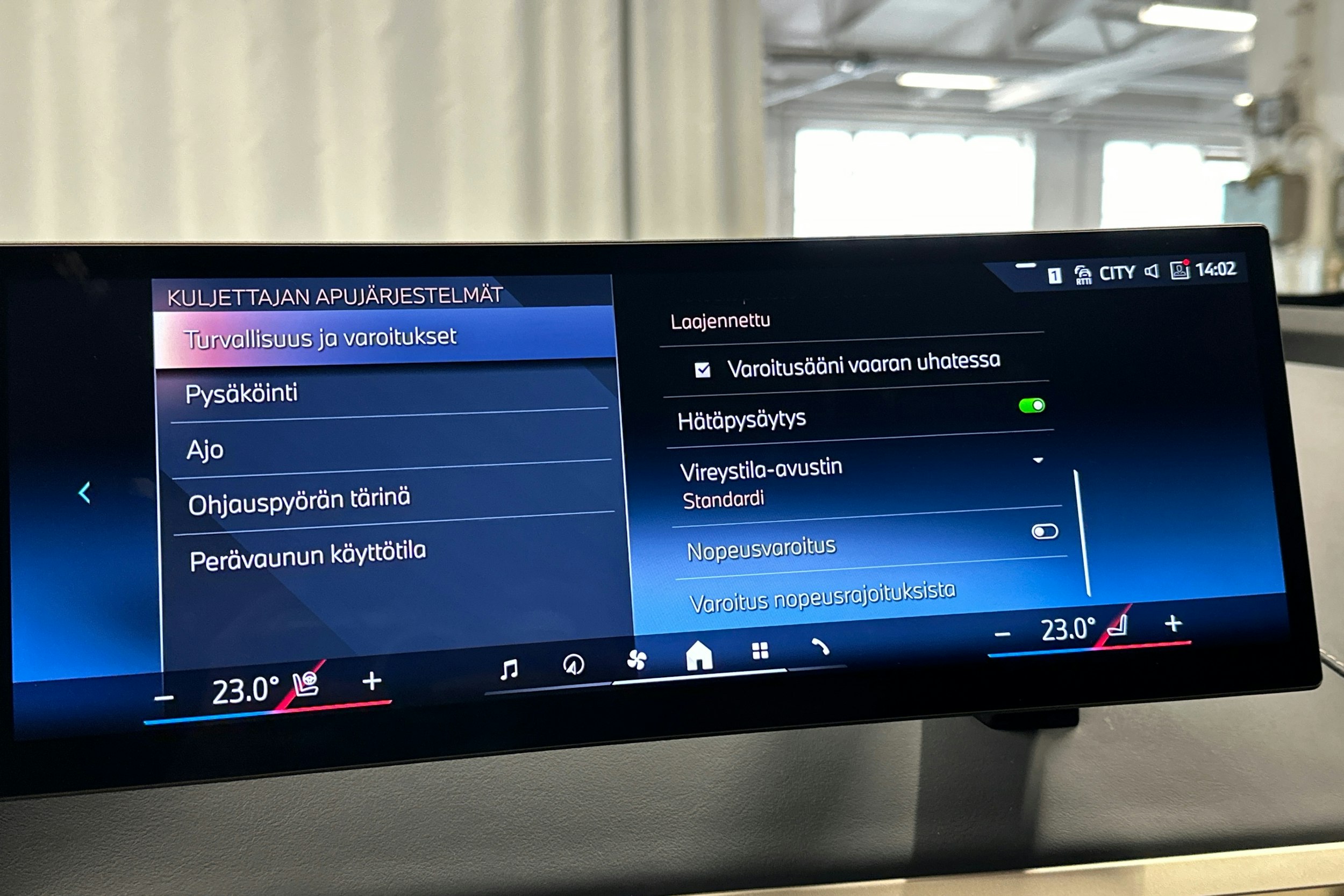 musta BMW iX 2024 kuva 31.