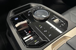 musta BMW iX 2024 kuva 37.