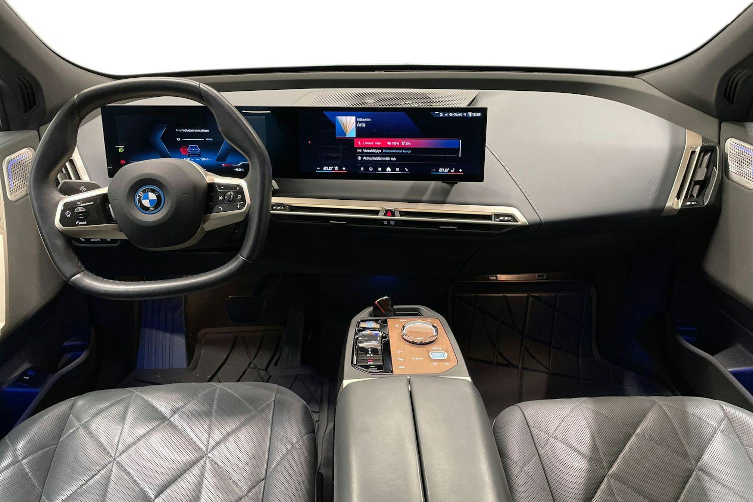 sininen BMW IX M60 2024 kuva 9.