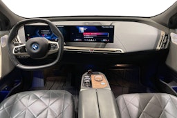 sininen BMW IX M60 2024 kuva 9.